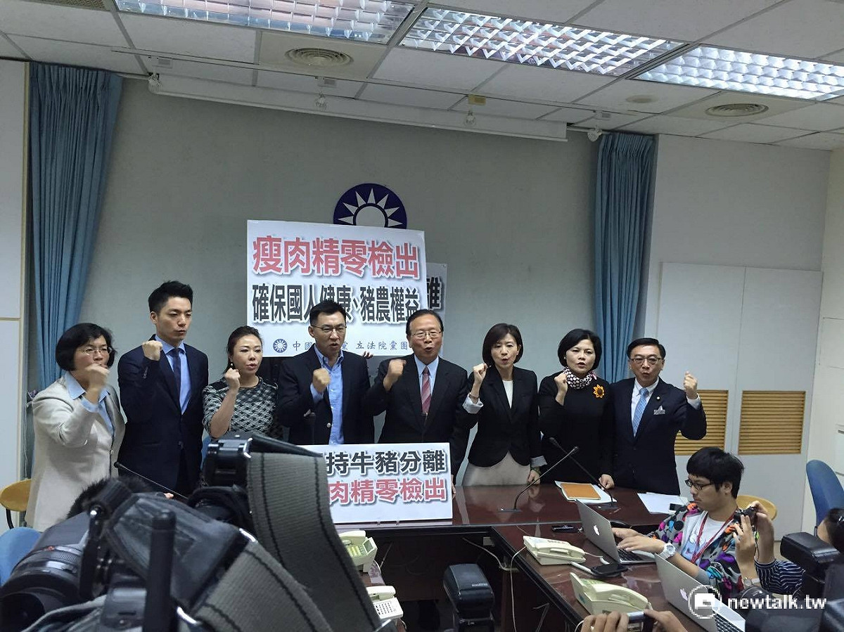 國民黨團在17日院會針對「美豬爭議」表決結束後，立即召開記者會痛批民進黨多數暴力。 圖：鄭佑漢/攝