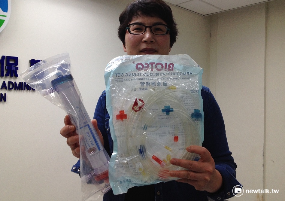 台灣洗腎病人每年產生的有毒醫療廢棄物約為7500公噸，其中約有6成可回收滅菌處理，製成塑膠半成品再使用。 圖：周富美/攝