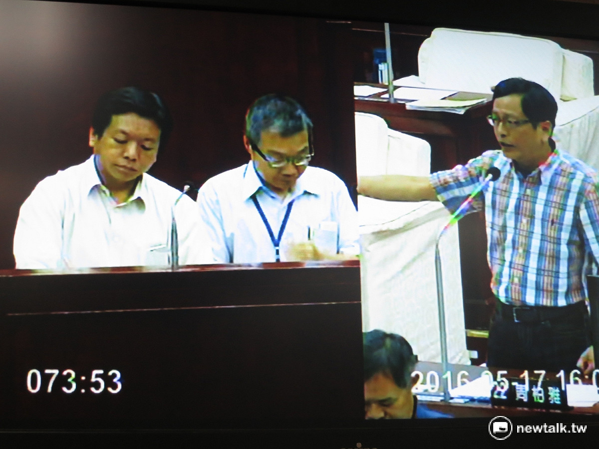 台北市議員周威佑質疑，市府既然認為一次性發放不合理，三節慰問金也該比照辦理刪除，再不然至少也該減半。 圖：呂佳峻/攝