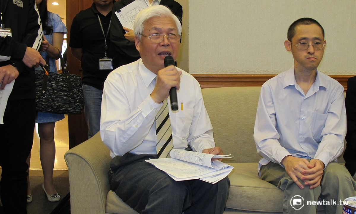 標準局組長林輝壎(圖左)18日出席記者會時對於何時將制訂油漆含鉛標準沒給的明確時間。 圖：林朝億/攝