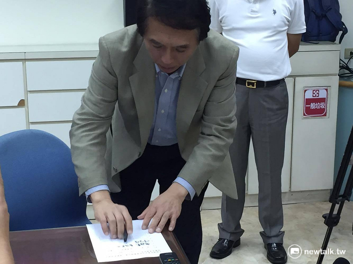 國民黨立委陳學聖18日在黨團總召選舉結束登記前一分鐘才登記參選。 圖：鄭佑漢/攝