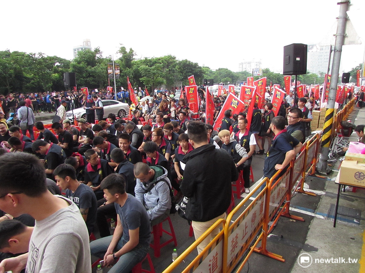 中華統一促進黨、中國統一聯盟、勞動黨、新同盟會等多個團體18日率領超過200名成員赴民進黨中央抗議。 圖：邱珮文/攝