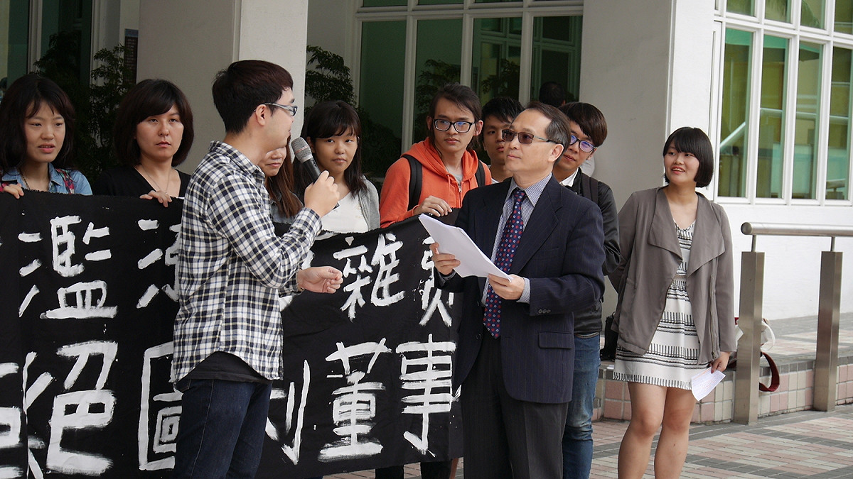 世新大學校方18日再次召開調漲學費說明會。世新大學學生所組成的勞權小組到場抗議，表示2週內已有近800名學生連署，反對校方調漲學雜費。 圖：世新大學勞權小組提供