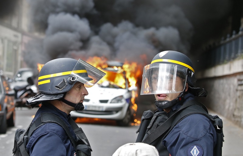 近月因勞動法改革方案，警民頻爆發衝突導致關係惡化，警察工會18日在全國發起「反對仇恨警察」集會活動，仍引來反對警察的民眾焚燒警車抗議。 圖片來源：達志影像/路透社