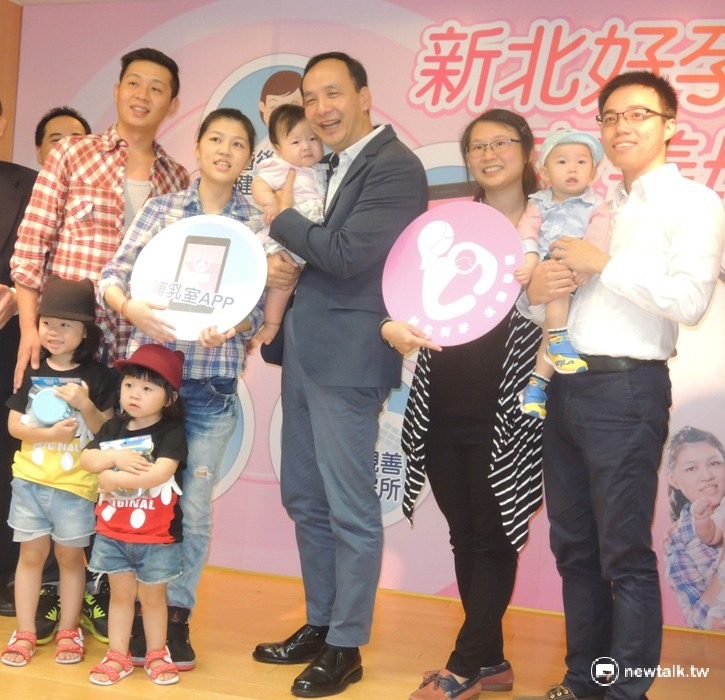 是否出席蔡英文總統520的就職大典？新北市長朱立倫19日受訪時僅強調，「我跟大家一樣默默的祝福！」 圖：陳冠廷/攝