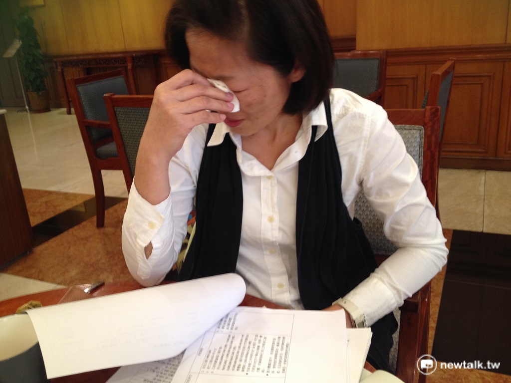 談起外籍漁工在台灣漁船遭虐致死的疑點與處境，今年4月赴印尼訪查的宜蘭漁工職業工會秘書長李麗華不禁哽咽。 圖：周富美/攝