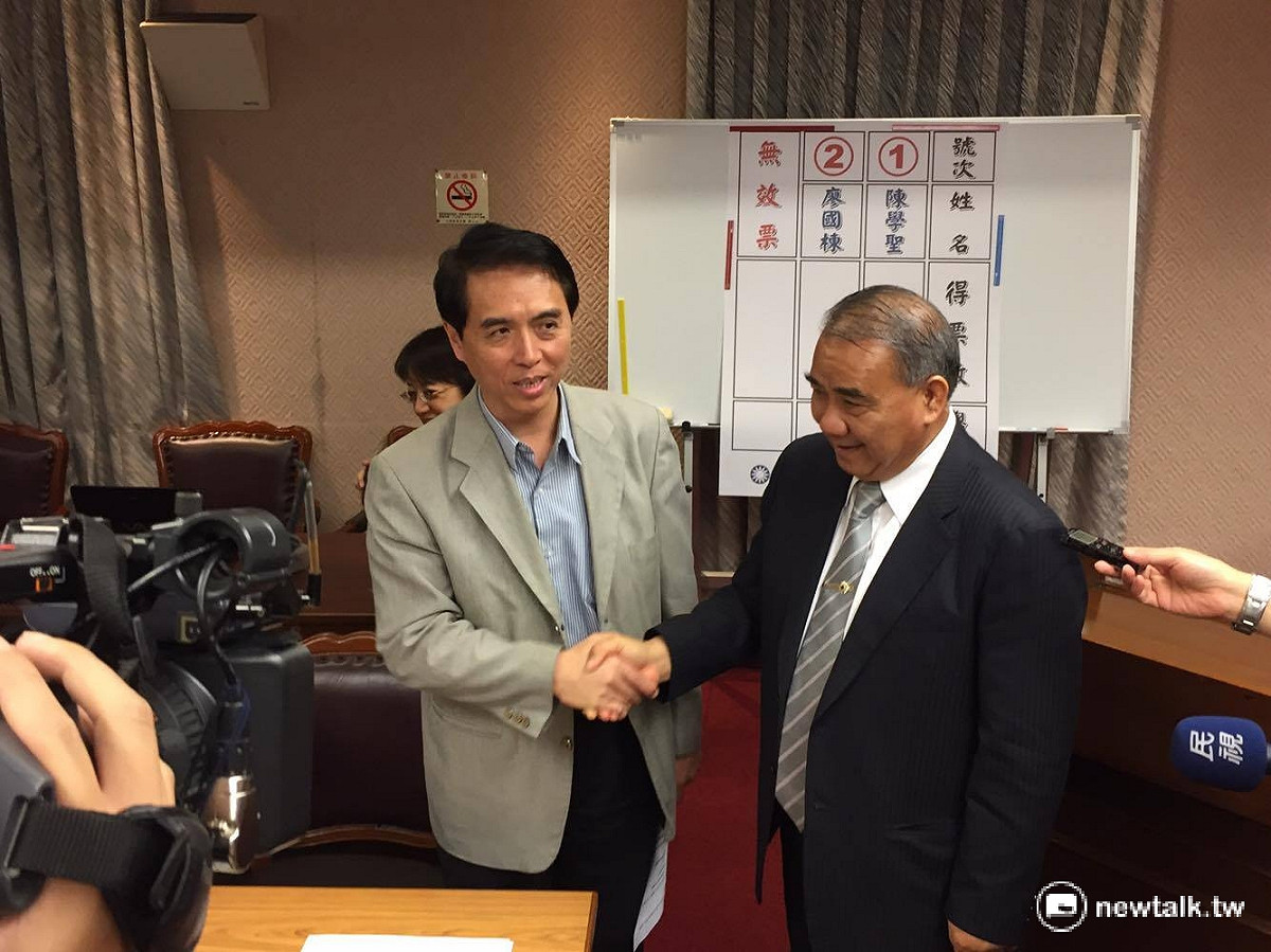 國民黨團19日舉行立院黨團總召選舉，由國民黨立委廖國棟及陳學聖登記參選，不過最後出乎意料，2人各獲得14票，一票無效票，雙方打成平手，國民黨政策會執行長蔡正元當場宣佈，將擇日進行第2輪投票。 圖：鄭佑漢/攝