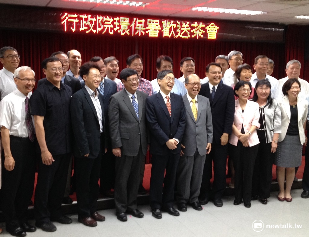 環保署長魏國彥19日下午出席卸任前感恩茶敘，與環保署同仁留下畢業照時神情相當輕鬆。 圖：周富美/攝