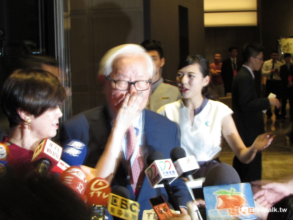 張忠謀受訪時主動向媒體透露，妻子張淑芬為了今晚特地治裝，一旁的張則害羞地遮住張忠謀的嘴。 圖：邱珮文/攝