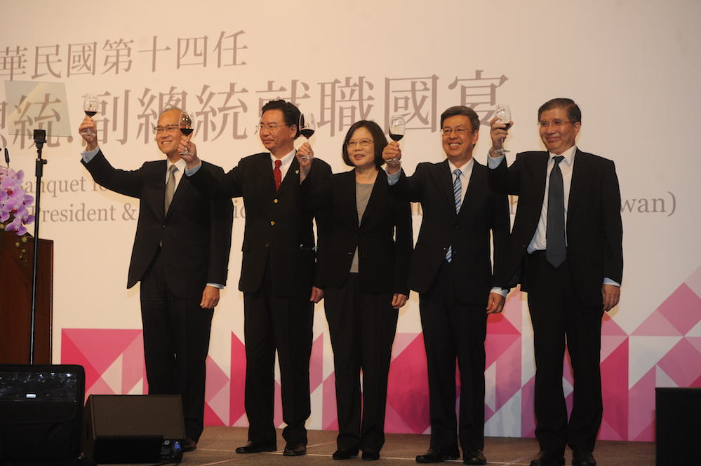 520總統就職大典落幕，總統蔡英文20日晚間在萬豪酒店宴請1千多名國內外賓客，與副總統陳建仁、國安會秘書長吳釗燮等舉杯致敬。 圖：台北市攝影記者聯誼會提供