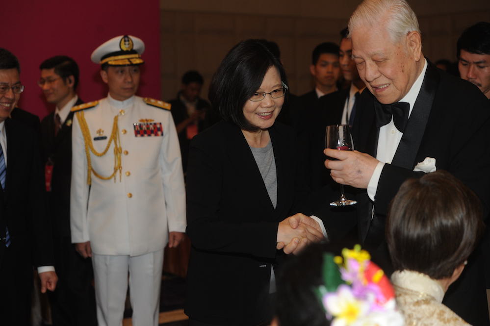 蔡英文也特別去向前總統李登輝敬酒。 圖：台北市攝影記者聯誼會提供