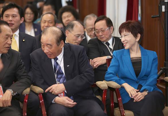 國民黨主席洪秀柱20日出席總統蔡英文的就職典禮。 圖：翻攝蔡英文臉書