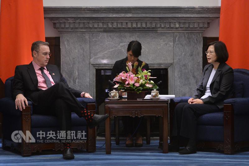 總統蔡英文22日接見美國聯邦眾議院外交委員會亞太小組訪華團主席邵建隆（圖左）。 圖：中央社