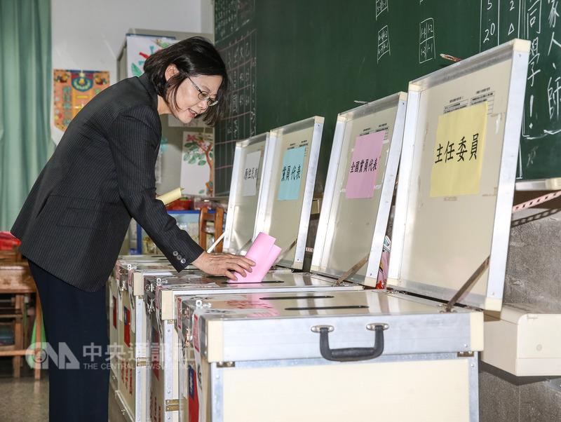 蔡英文總統上午9時許在永和國民小學的投開票所完成黨職人員選舉投票。 圖：中央社