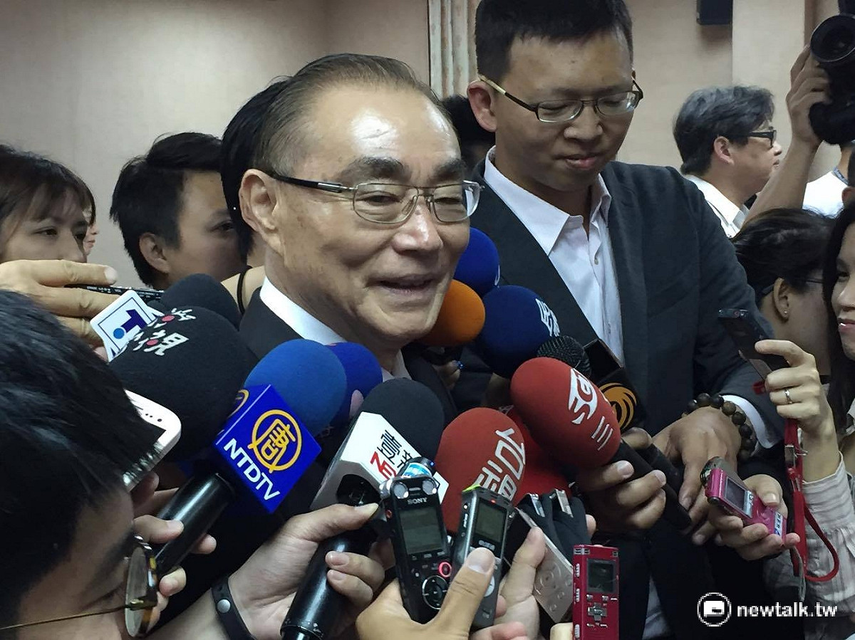 新任國防部長馮世寬23日赴立院備詢，不過外界關注全圍繞在馮世寬的「宗教信仰」上。 圖：鄭佑漢/攝