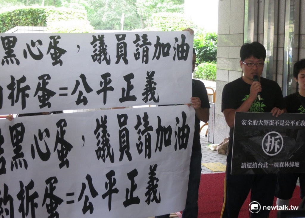 松菸公園催生聯盟、松菸護樹志工團等公民團體23日上午在台北市議會前，親自送上「拆」大巨蛋的陳情手板，台北市長柯文哲親手接過。 圖：呂佳峻/攝