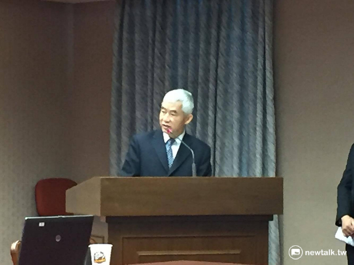 新上任交通部長賀陳旦23日赴立院交通委員會備詢，針對端午連假國道取消免收費，若要鼓勵民眾搭乘大眾交通工具，立委要求應協調國道客運業者給予民眾優惠。賀陳旦允諾會朝79折優惠方向努力。 圖：鄭佑漢/攝