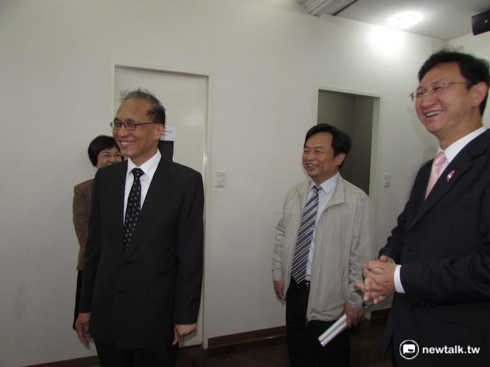 行政院長林全23日在副院長林錫耀、秘書長陳美伶、副秘書長施克和、發言人童振源等人的陪同下，巡視政院各辦公室 圖：邱珮文/攝