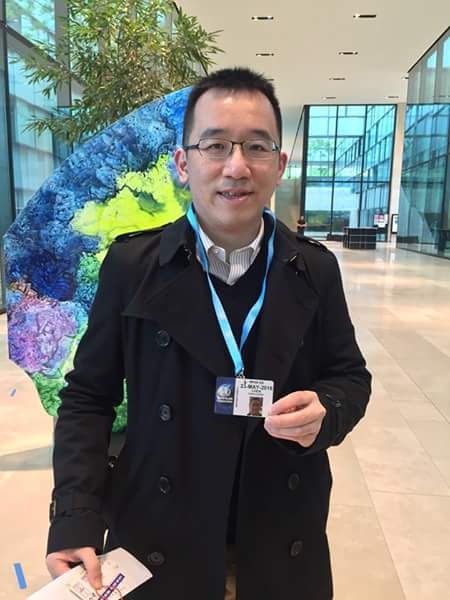 陳致中在臉書貼出領到世衛旁聽證的照片。 圖：翻攝自陳致中臉書