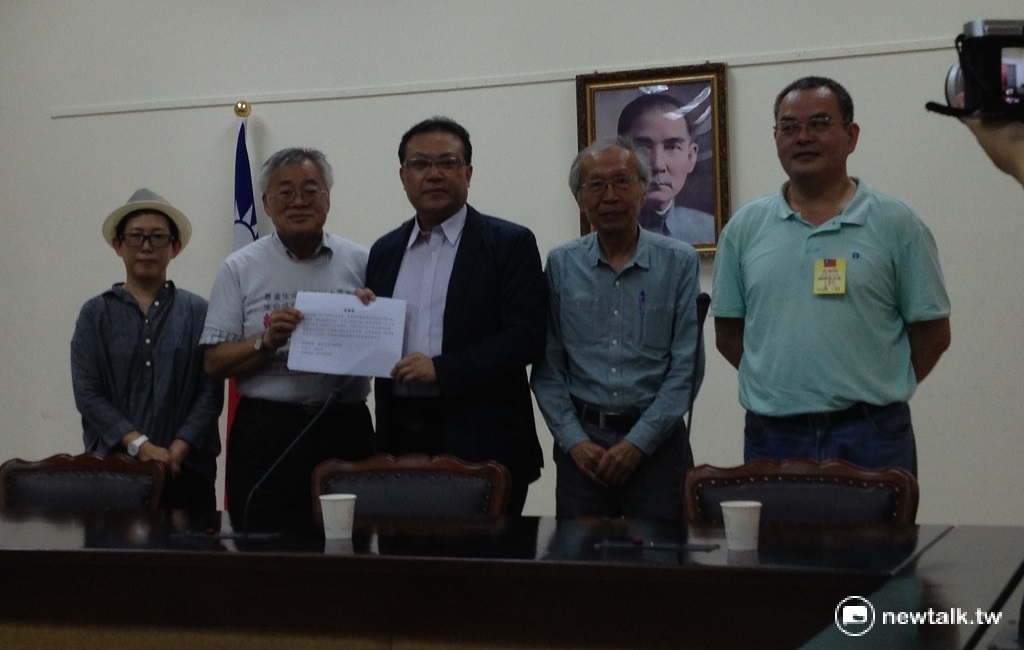 民進黨籍立委蘇震清(左三)代表黨團接下環保團體的陳情書，期許新政府更積極落實「非核家園」目標。 圖：周富美/攝