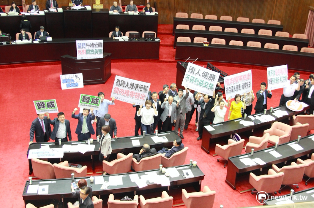 國民黨團24日立法院院會再次提出「嚴禁瘦肉精美豬進口」之決議案，不過仍然不敵民進黨人數優勢，再次以51票比31票，再次敗北。此案將依民進黨團提議，交付經濟、衛環、外交及國防委員會聯席審查。 圖：鄭佑漢/攝