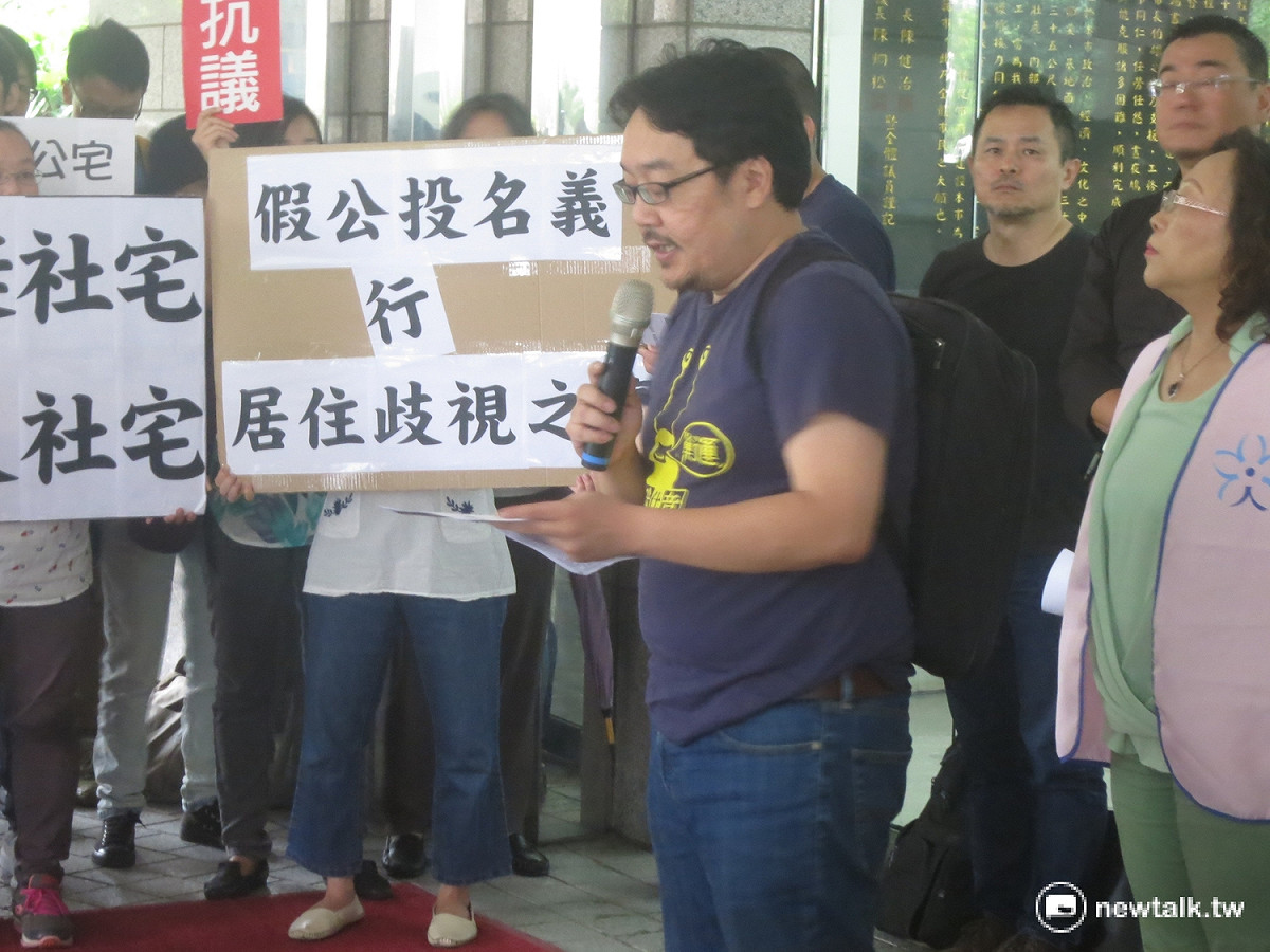 社會住宅推動聯盟召集人彭揚凱要求，議員應該撤簽連署、呼籲議員做好監督立場。 圖：呂佳峻/攝