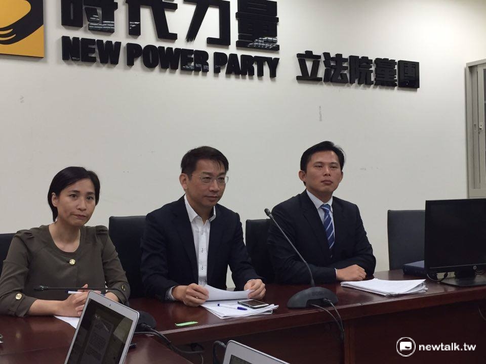 時代力量24日召開黨團記者會，針對「沖之鳥」爭議，時代力量重申「沖之鳥是礁不是島」的立場。 圖：新頭殼資料照片。