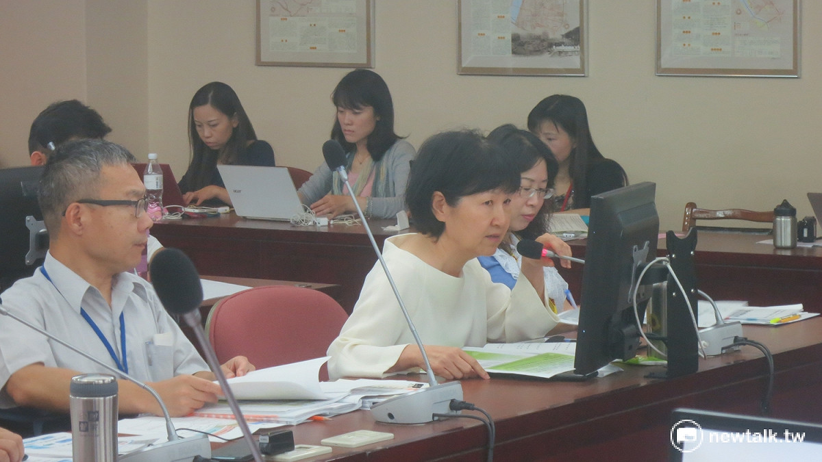 北市法務局長楊芳玲赴議會民政委員會進行專案報告。 圖：呂佳峻/攝