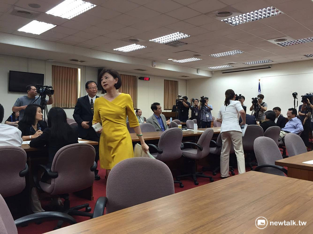 時代力量24日針對「紅十字會法廢止」一案，召開朝野協商會議。由於立委意見不一，無法達成共識，最後國民黨團立委林德福、王育敏及李彥秀憤而退席。 圖：鄭佑漢/攝