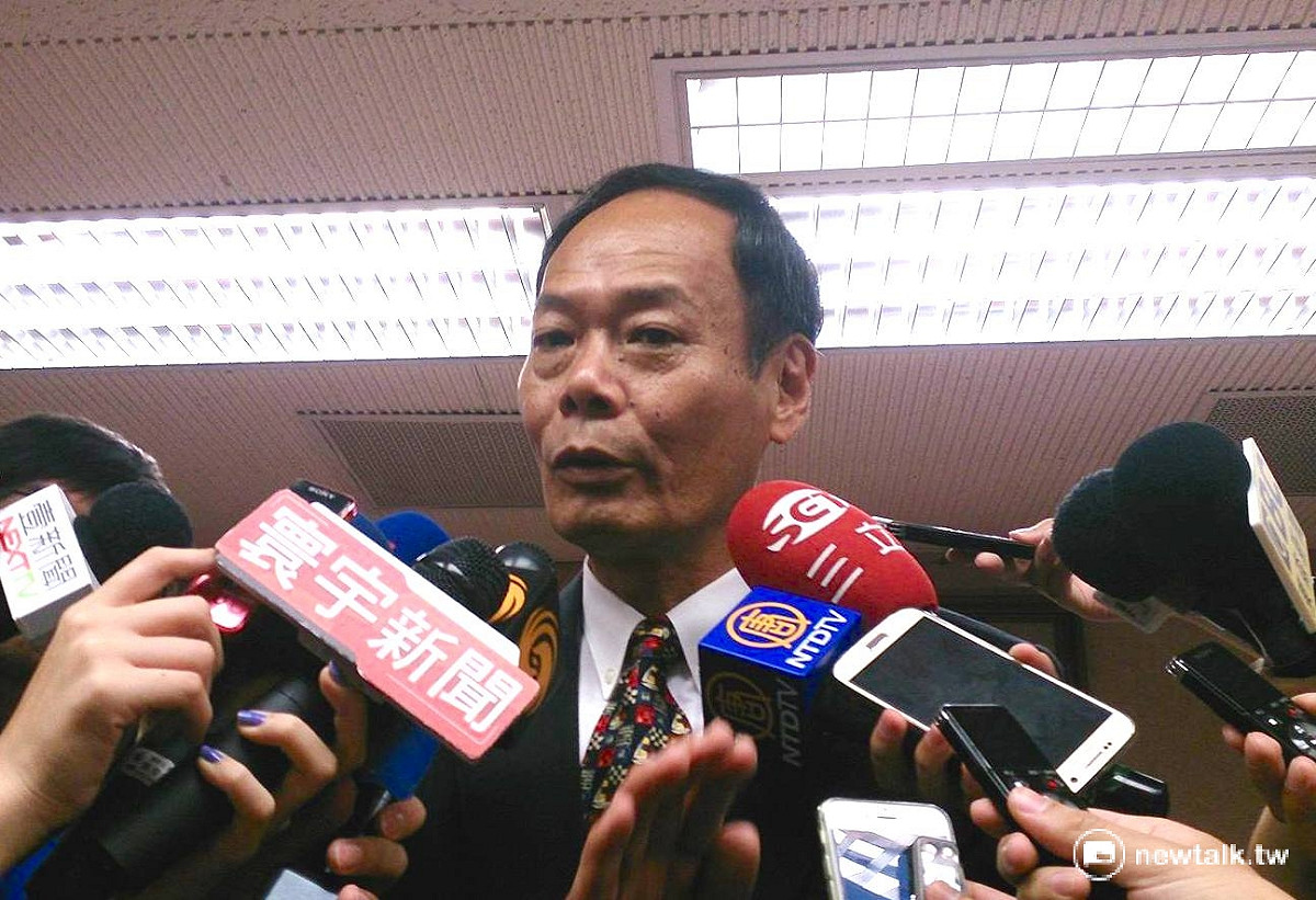 新任海巡署長李仲威25日在立法院內政委員會備詢，民進黨立委莊瑞雄質問日船艦是否還在沖之鳥200公浬內？李仲威回應：「沒有，昨（24）日就陸陸續續撤出。」 圖：邱珮文/攝