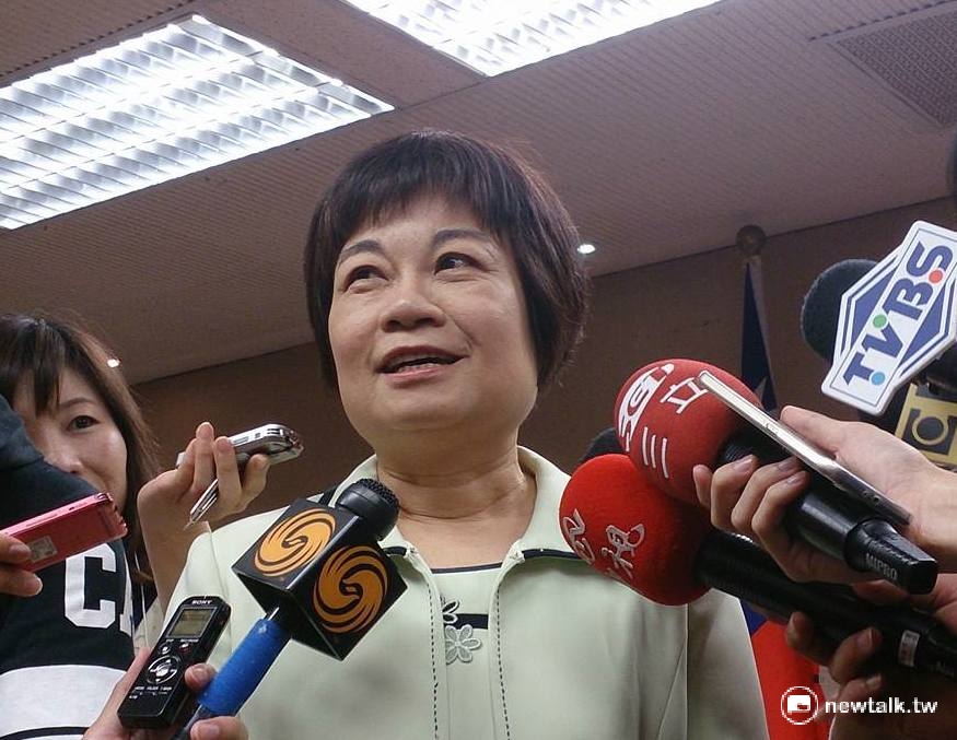 對於前行政院長江宜樺的投書，行政院秘書長陳美伶25日向媒體表示，「尊重江前院長的意見。」 圖：邱珮文/攝