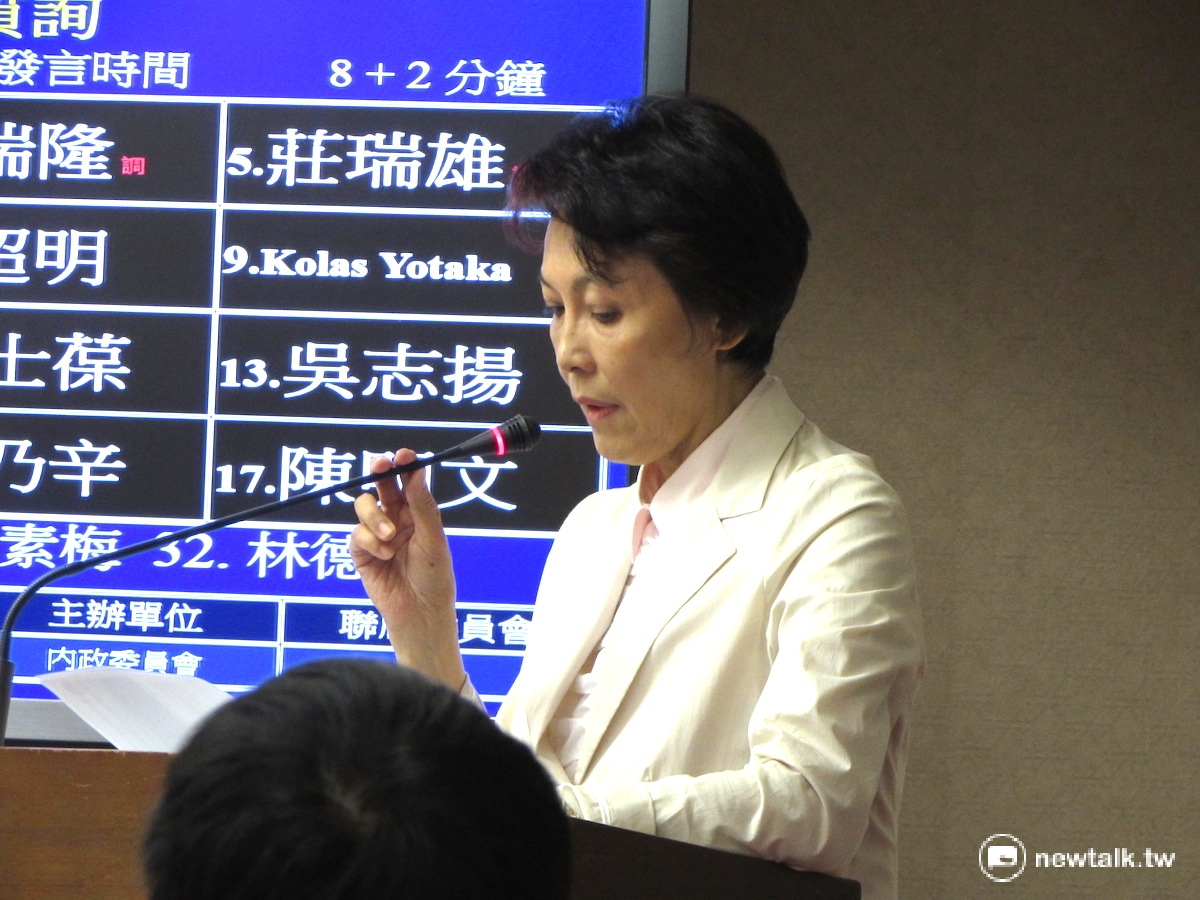 黃昭順25日在內政委員會質疑新政府在沖之鳥爭議上不戰而降，要求海巡署對日本《共同社》新聞所稱的「沖之鳥島」提出更正。 圖：邱珮文/攝