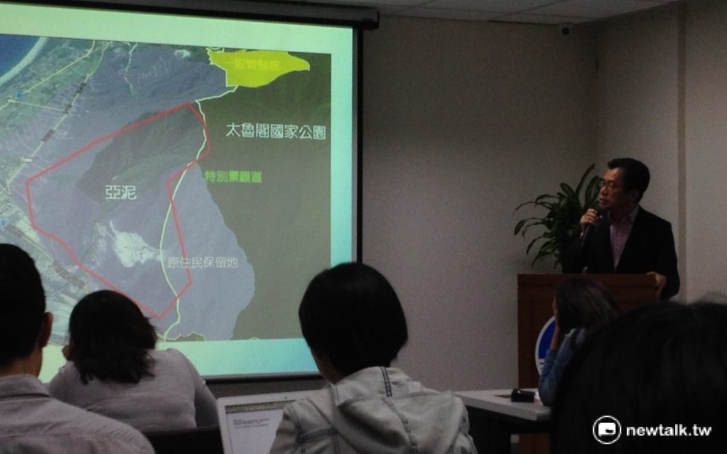 環保署長李應元(右)出示太魯閣國家公園空照圖，強調亞泥在當地造成嚴重破壞，到2017年之後將完全禁止開發採礦。 圖：周富美/攝