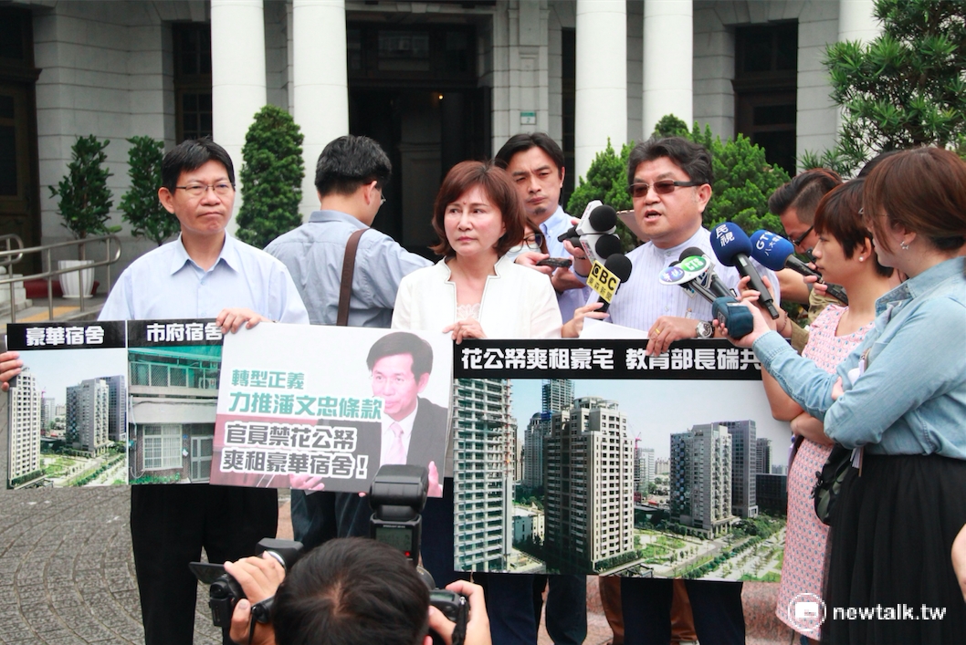 國民黨文傳會副主委王鴻薇與台中市議員黃馨慧（中）、李中（右）及律師洪嘉鴻（左）25日於監察院門口，針對教育部長潘文忠於副市長任期內租賃「豪華宿舍」一事，向監察院遞交檢舉函。 圖：鄭佑漢/攝