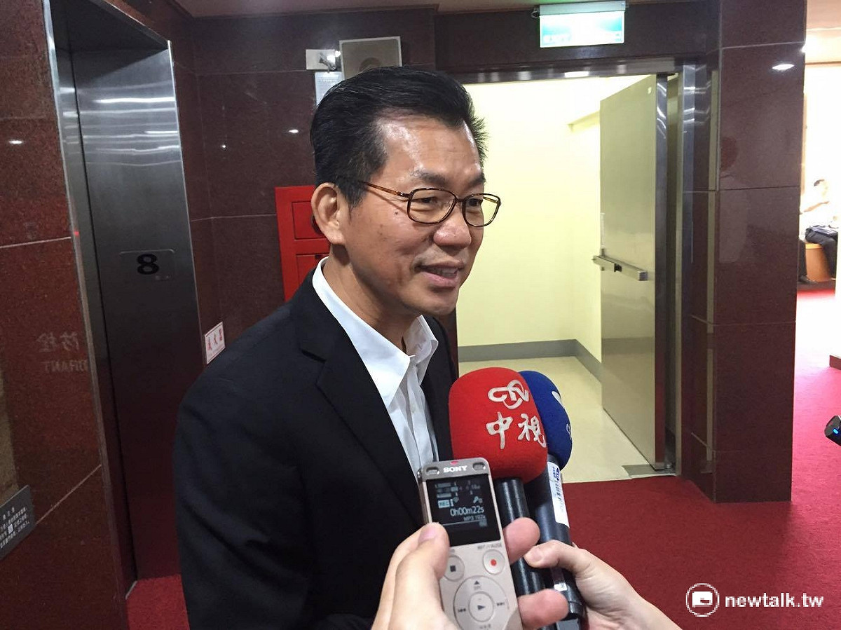 針對停止太魯閣開發政策，環保署長李應元26日赴立院衛環委員會受訪表示：「國家產業在轉型，我們要的是創新經濟，而不是污染經濟，我們一起來努力。」 圖：鄭佑漢/攝