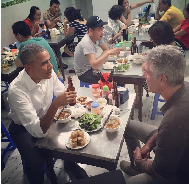 一張與美食節目主持人波登(Anthony Bourdain)一起在河內一家小吃店共進越南美食的照片，成為美國總統歐巴馬越南行最吸引人的照片。 圖：翻攝白宮臉書