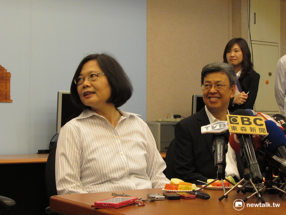 總統蔡英文26日與副總統陳建仁來總統府記者室與媒體茶敘，20分鐘談話，蔡英文多次「眼神求救」幕僚與維安人員。 圖：邱珮文/攝