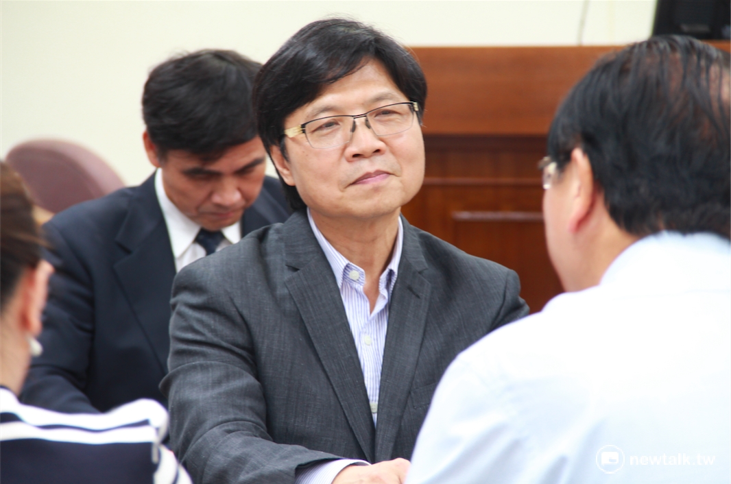 立法院26日聯席審查《不當黨產處理條例》草案，卻遭到國民黨批評未見到政院及民進黨版本，堅持拒絕逐條審查。隨後趕到的內政部長葉俊榮則表示，內政部將會完全尊重委員會協商的結果。 圖：鄭佑漢/攝