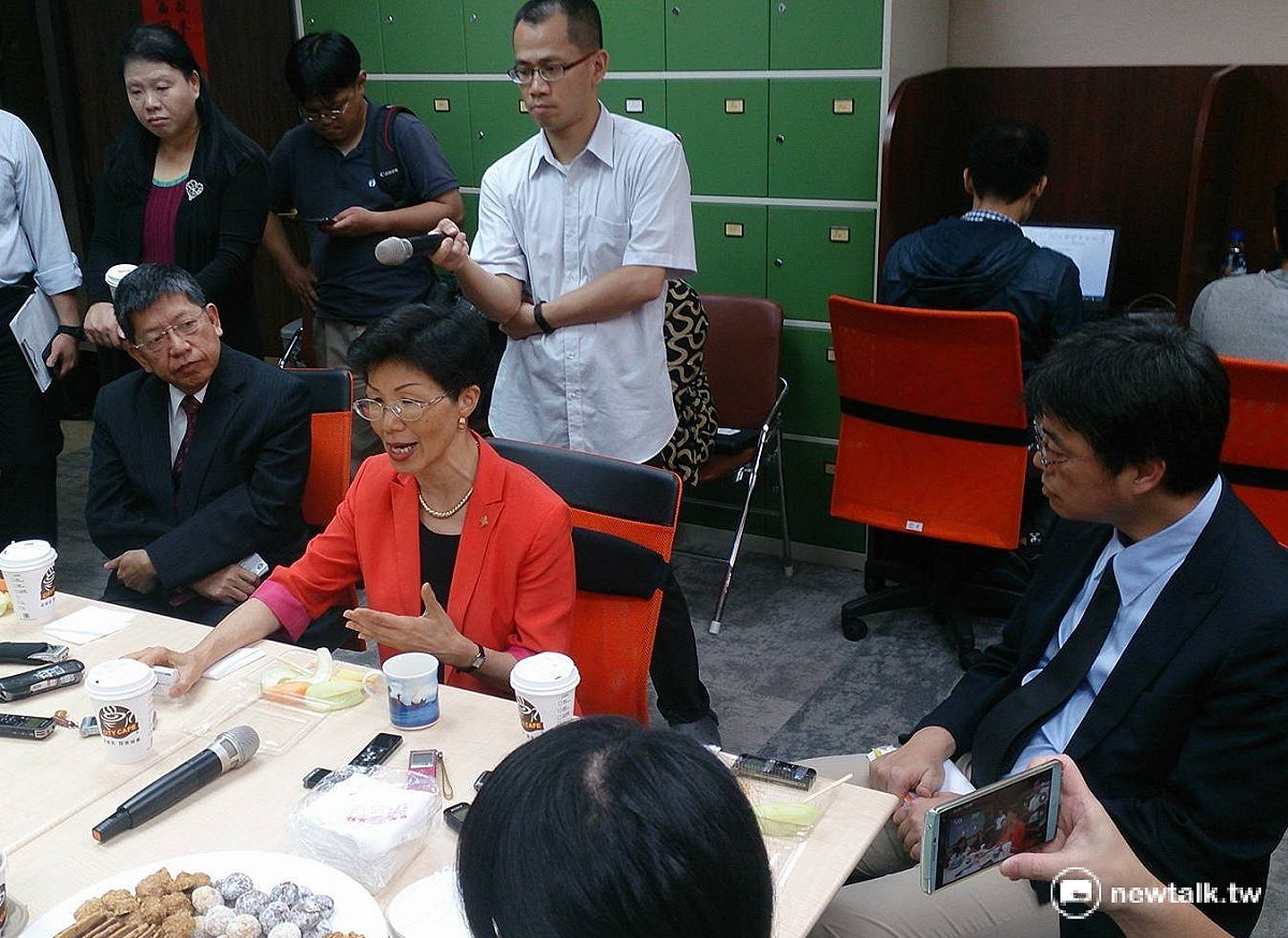 陸委會主委張小月26日與媒體茶敘時表示，政府透過跨部會平台討論，認為出席WHA要從專業角度出發，「讓政治歸政治，衛生歸衛生。」 圖：邱珮文/攝