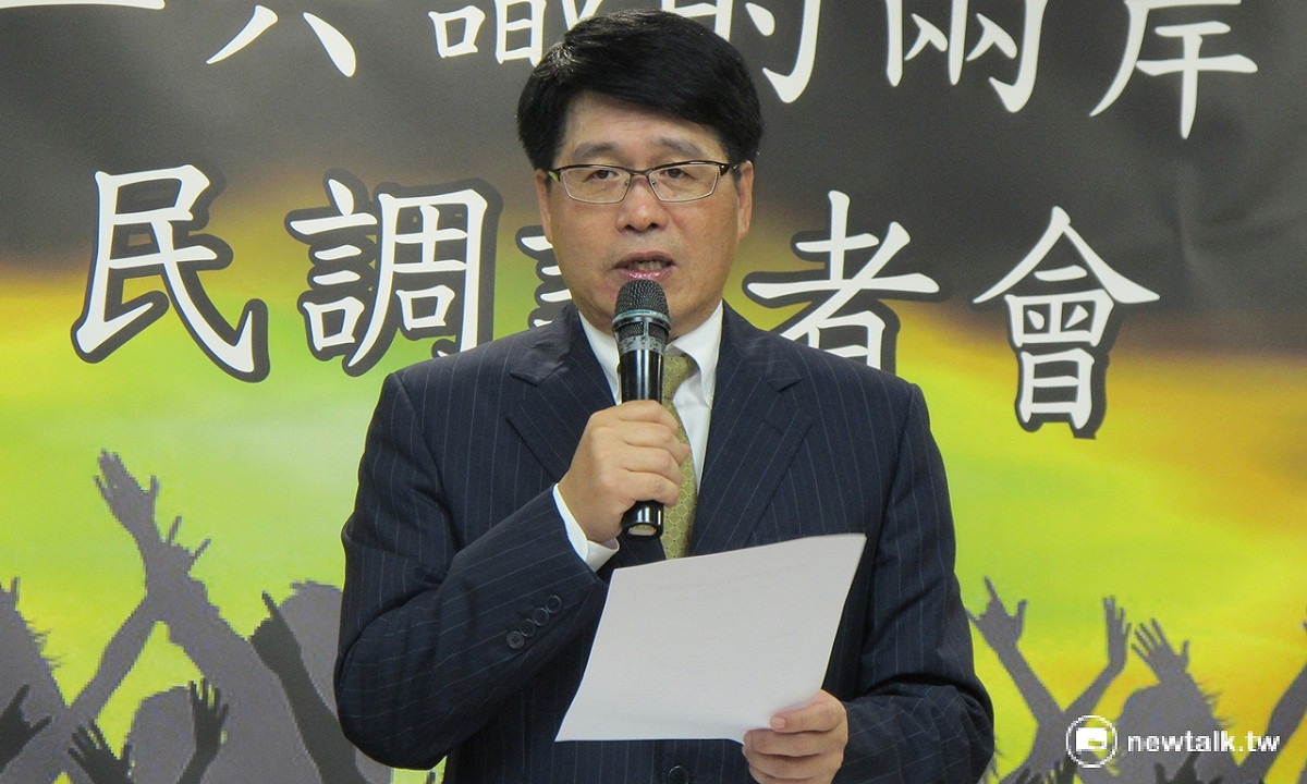 台灣民意基金會董事長游盈隆，27日公布蔡英文與兩岸政策的最新民調。 圖：林朝億/攝