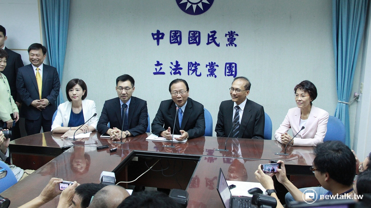 行政院院長林全27日赴立院拜會國民黨團，國民黨立刻拋出「沖之鳥、連假國道夜間收費及瘦肉精美豬」爭議，希望林全好好思考。 圖：鄭佑漢/攝