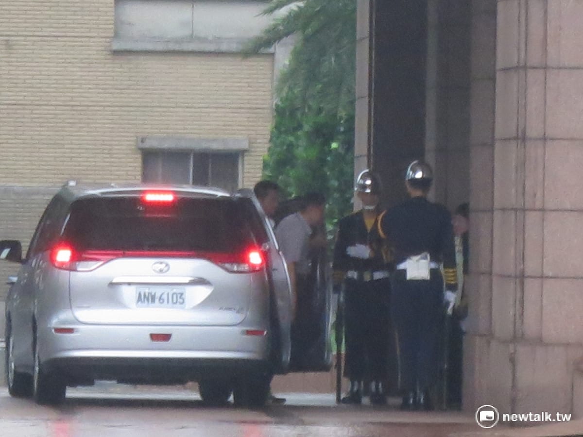 台北市長柯文哲27日下午赴行政院拜會行政院長林全商談公宅合作議題。
 圖：呂佳峻/攝
