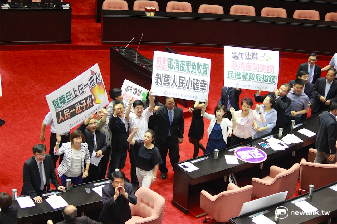 國民黨團27日在立院院會突然提出「權宜問題」，因我方代表衛福部長林奏延在世衛大會（WHA）演講中未提及「台灣」，要求行政院長林全、衛福部長林奏延應道歉。 圖：鄭佑漢/攝