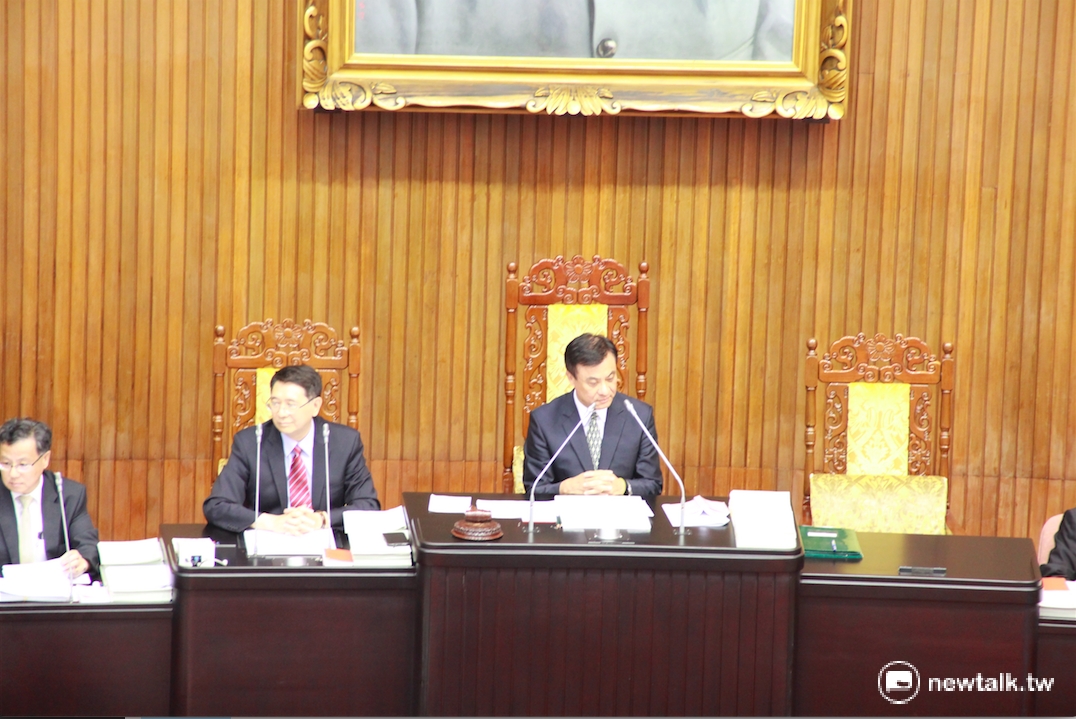 由於27日立院院會民進黨委員出席人數較少，面對國民黨提出的「權宜問題」，立院院長蘇嘉全臨時宣布休息。不過稍後恢復議事後，因本案性質非權宜問題，院會表決人數又未達法定標準，蘇嘉全宣布會議結束。 圖：鄭佑漢/攝