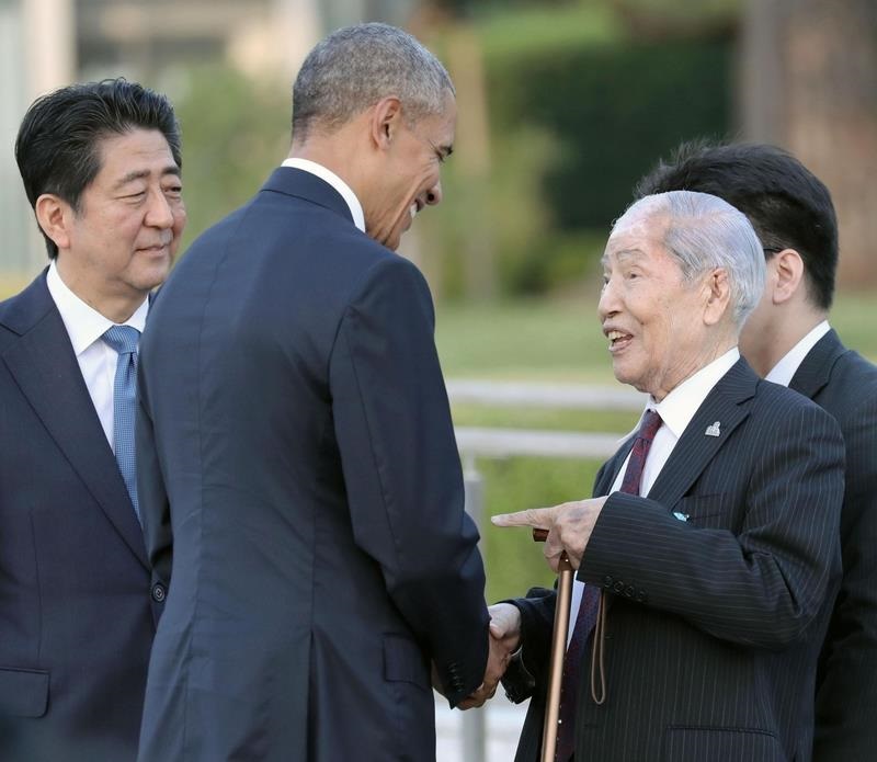 美國總統歐巴馬27日造訪原爆地廣島和平紀念公園，在日本首相安倍晉三陪同下，會見91歲原爆受害者團體協議會代表委員坪井直。 圖：中央社/共同社提供