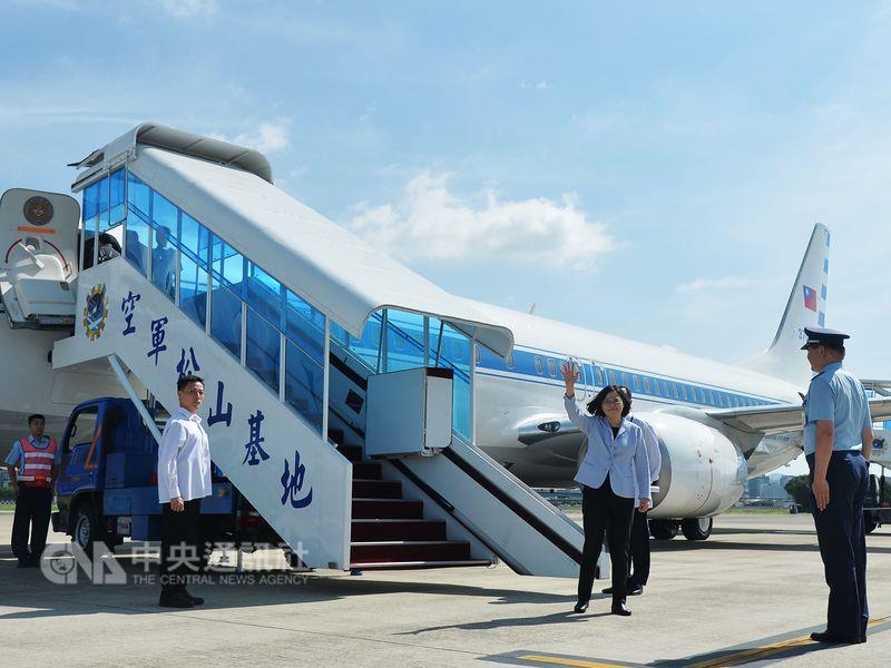 總統蔡英文29日搭乘「空軍一號」專機前往花蓮基地視察。 圖：中央社
