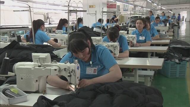 中國政府28日向部分外國媒體公開新疆維吾爾自治區少數民族工作中的工廠，試圖展現中國努力改善少數民族生活的姿態。 圖：翻攝網路