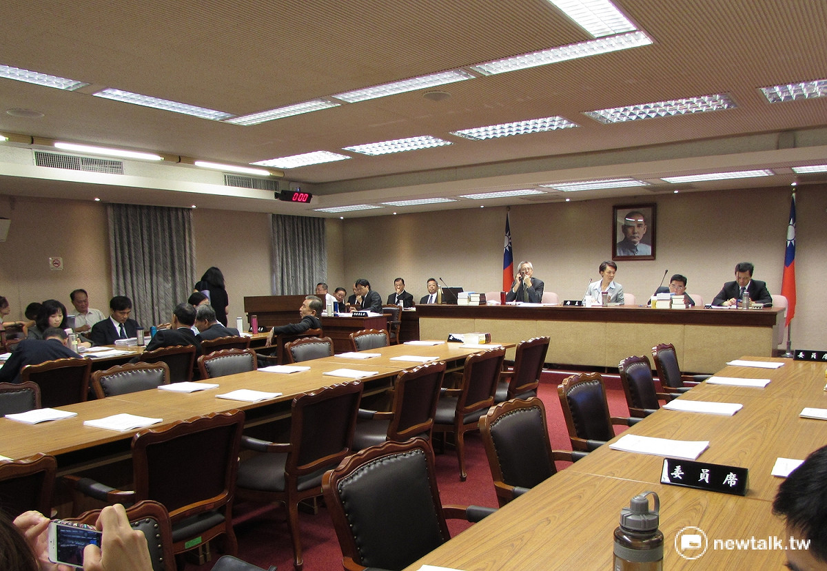 內政委員會30日邀請內政部長葉俊榮報告施政，會議時間到，委員席上卻空無1人，導致黃昭順坐在主席台上乾等10多分鐘無法開會。 圖：邱珮文/攝