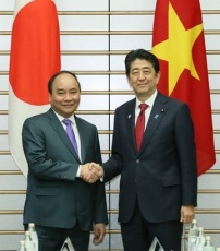 日本首相安位晉二（右）與越南總理阮春福交換意見，雙方將進行各項合作。 圖：翻攝日本外務省/內閣廣報室
