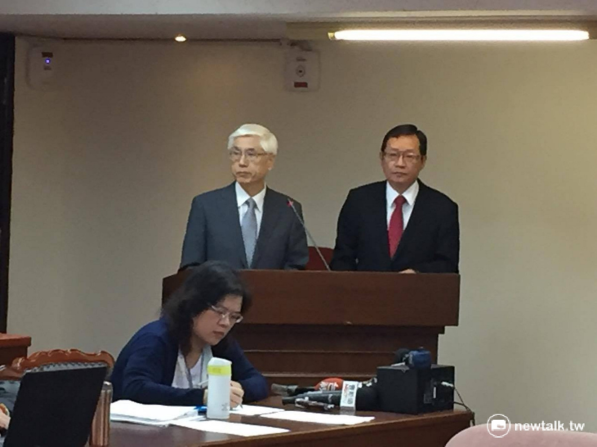 衛福部長林奏延（左）30日赴立法院社會福利及衛生環境委員會備詢。 圖：新頭殼資料照片